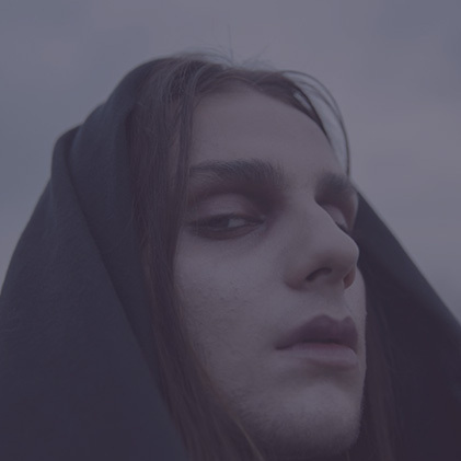 Franco E. – Guía de Meditación y Sonido

> Franco facilita espacios de silencio, vibración y anclaje. Usa cuencos tibetanos, mantras y respiración consciente para inducir estados de calma y conexión.