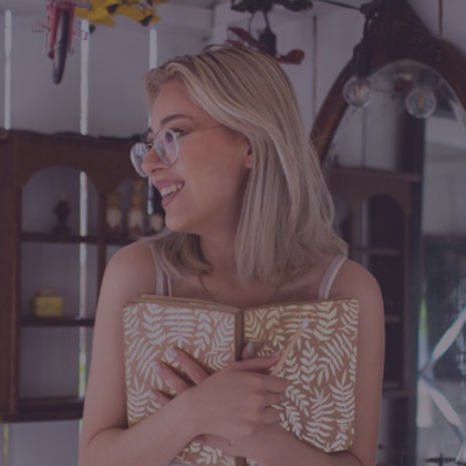 Luciana M. – Diseño de Velas Intencionadas

Artista de la luz. Lu diseña velas artesanales cargadas con piedras, hierbas y símbolos sagrados. Cada una nace con una intención única: amor, transformación o limpieza.

