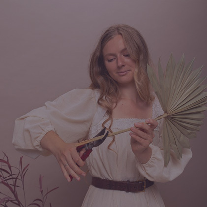 Brisa S. – Cosmética Holística

Creadora de alquimia natural. Brisa ofrece productos para el cuerpo y el espíritu: bálsamos energéticos, perfumes vibracionales y brumas limpiadoras elaboradas con plantas.

