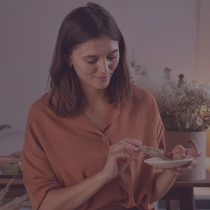  Florencia T. – Creadora de Sahumerios Artesanales

 Flor fusiona saberes ancestrales con diseño consciente. Crea sahumerios, atados de hierbas y kits de limpieza energética con plantas de recolección responsable.

