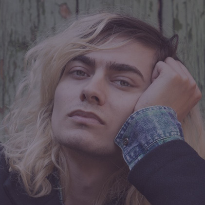 Lucas C. – Facilitador de Constelaciones

Lucas guía sesiones individuales y grupales para ordenar el sistema familiar. Acompaña desde la empatía, el cuerpo y la mirada sistémica.

