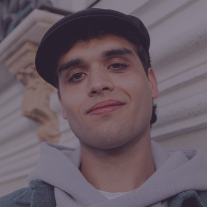 Agustín D. – Fotógrafo Holístico

Agustín capta el aura, el alma y la energía de cada persona a través de retratos ritualizados. También fotografía altares, productos y ceremonias.
