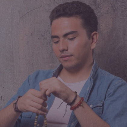 Tomás J. – Diseñador de Piedras y Amuletos

Tomi crea joyas energéticas y talismanes personalizados con piedras naturales. Cada pieza está pensada para acompañar procesos personales de protección o apertura.



