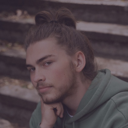 Iván B. – Terapeuta Floral y Alquimista Botánico

Iván trabaja con flores de Bach, esencias vibracionales y el poder de las plantas para acompañar procesos emocionales, duelos y limpiezas energéticas.
